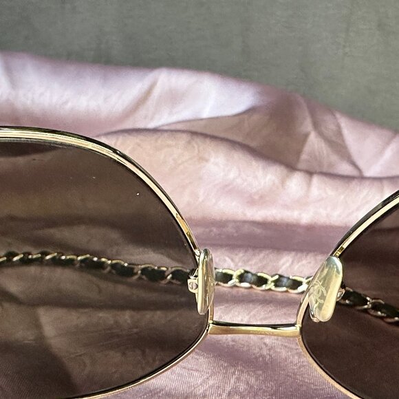 Chanel Butterfly Sunglasses with pearl leather chain - Picture 14 of 15